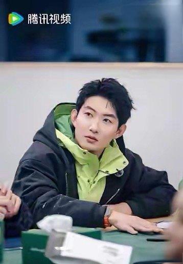 宁静直言在桃花坞没有感到快乐，还要经常配合大家尬笑。说实话，宁静的性格真的不