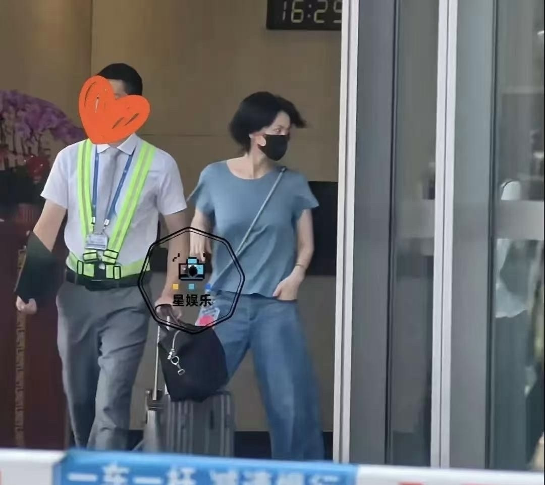 过完生日之后，王菲动身前往云南，接女儿李嫣一同返回北京。机场路透照片流出，母女二人同框的画面迅速引发