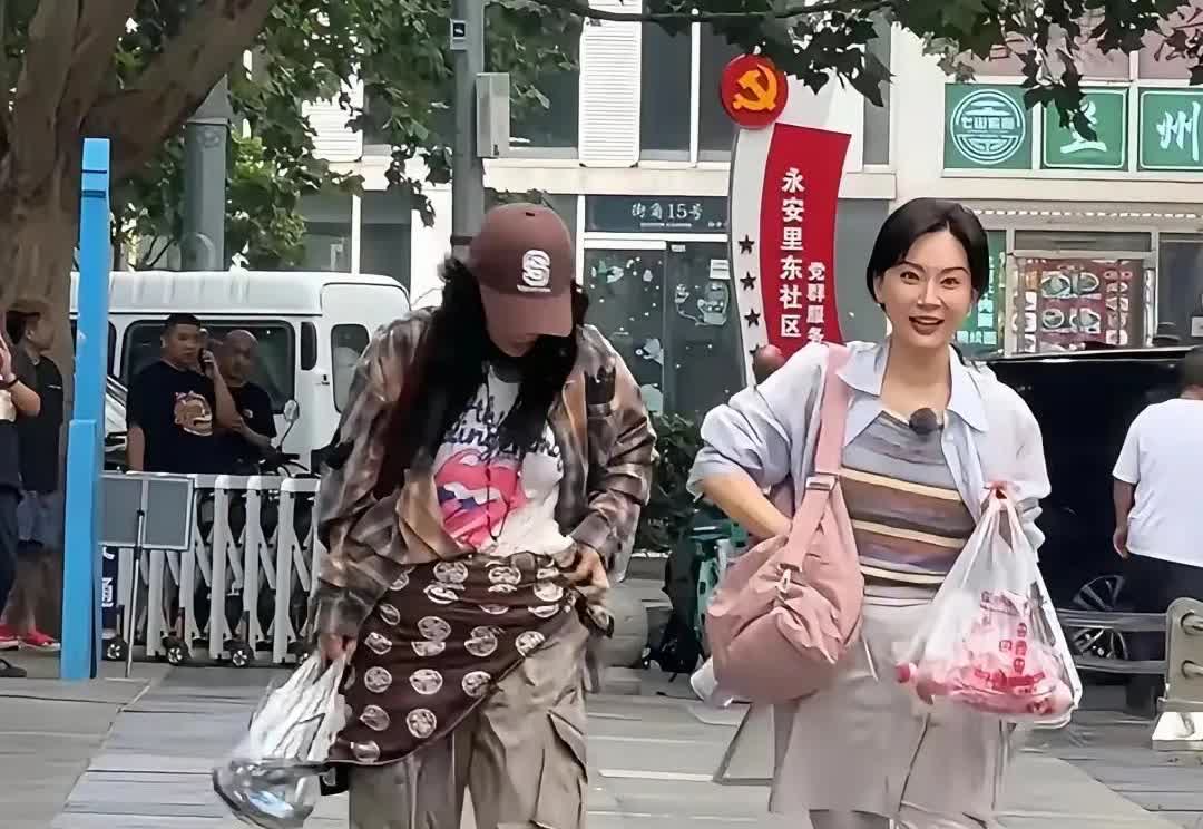 那英和陈数一起上街买菜，反差太大，一个“土妞”，一个“洋妞”。穿衣风格差