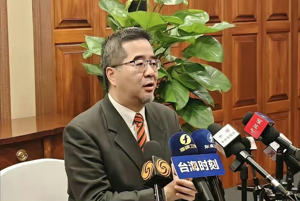 国民党副主席萧旭岑受访时声称：第一，台湾人不会放弃民主自由和军队。第二，不会