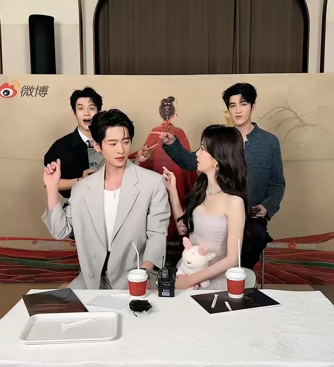 有错的是白鹿，还是丞磊？丞磊和白鹿为新剧《莫离》直播营业，却上演尴尬场面：白