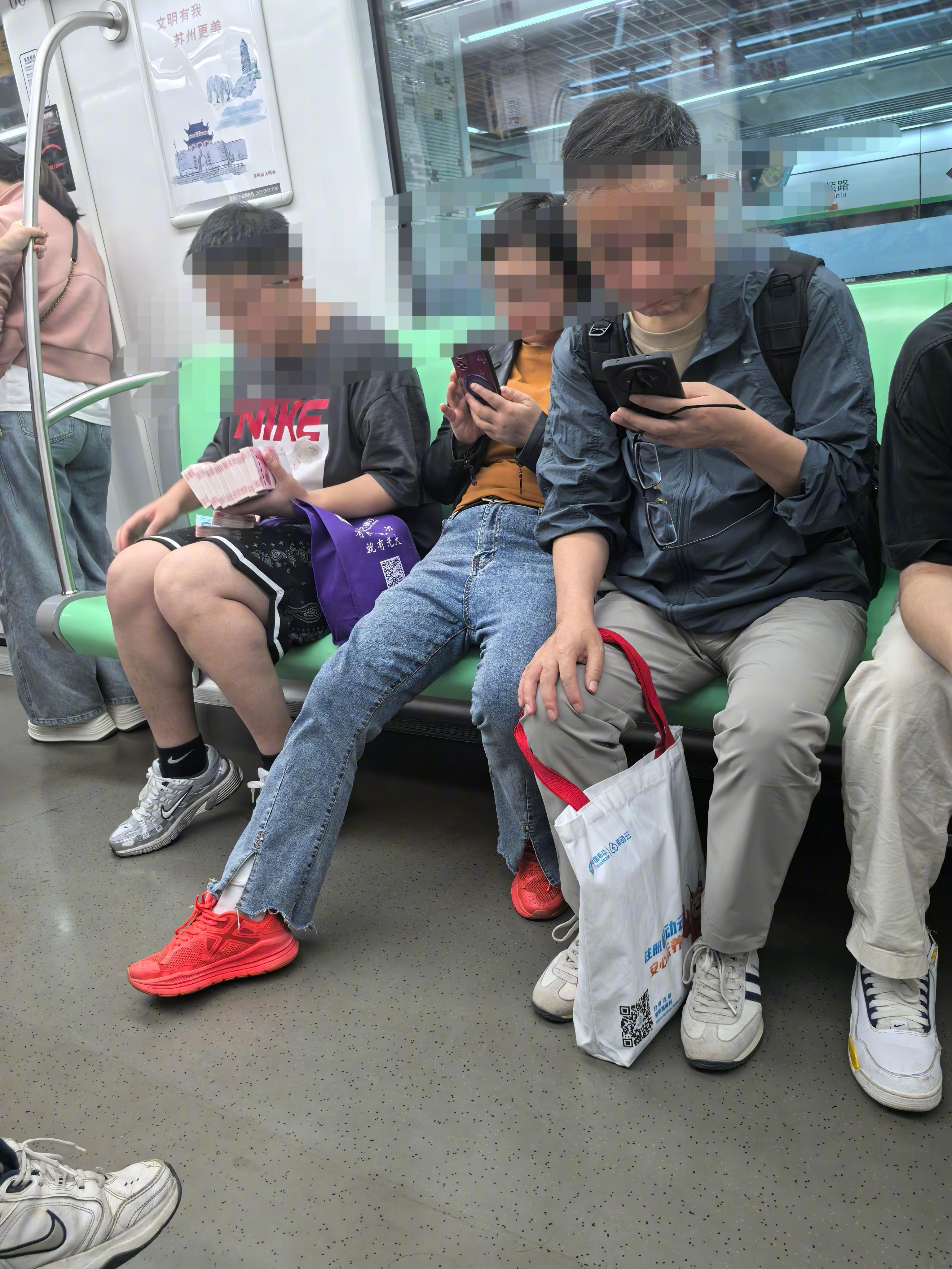 刚坐苏州地铁一号线，对面传来一声巨响，抬眼一看，原来是一小伙从袋子里拿出大约十多