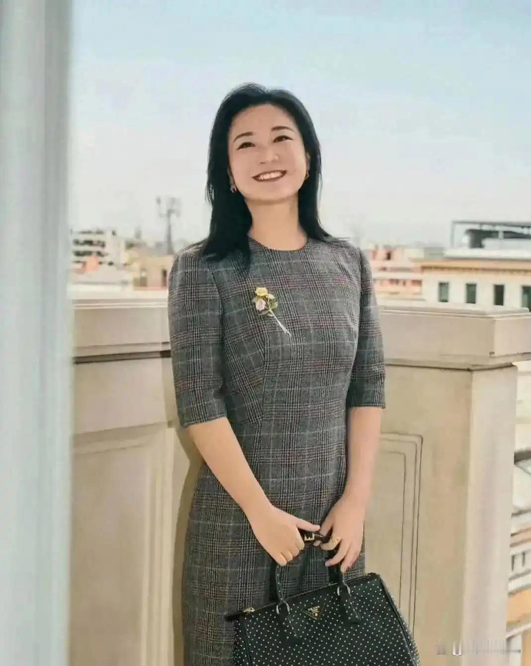 贾玲瘦身后大变样！一身简约穿搭，竟然穿出了“优雅富婆”的贵气感，这还是我们认识的