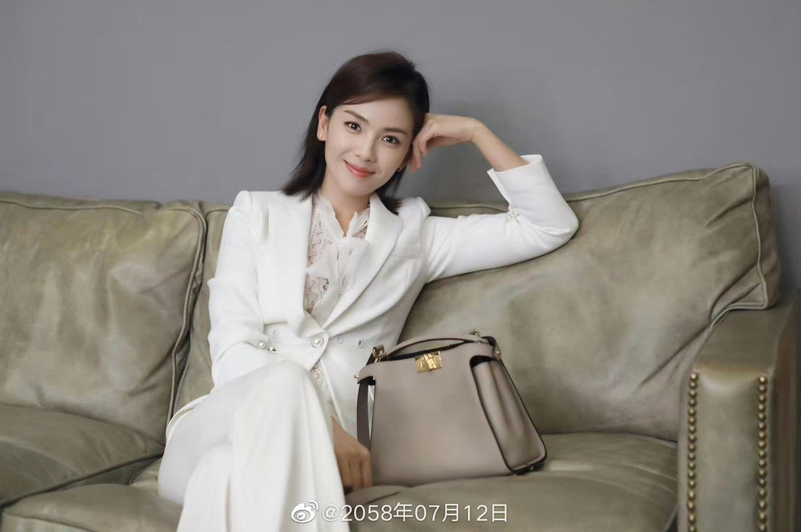 刘涛好爱这件蕾丝边白衬衫穿快十年了