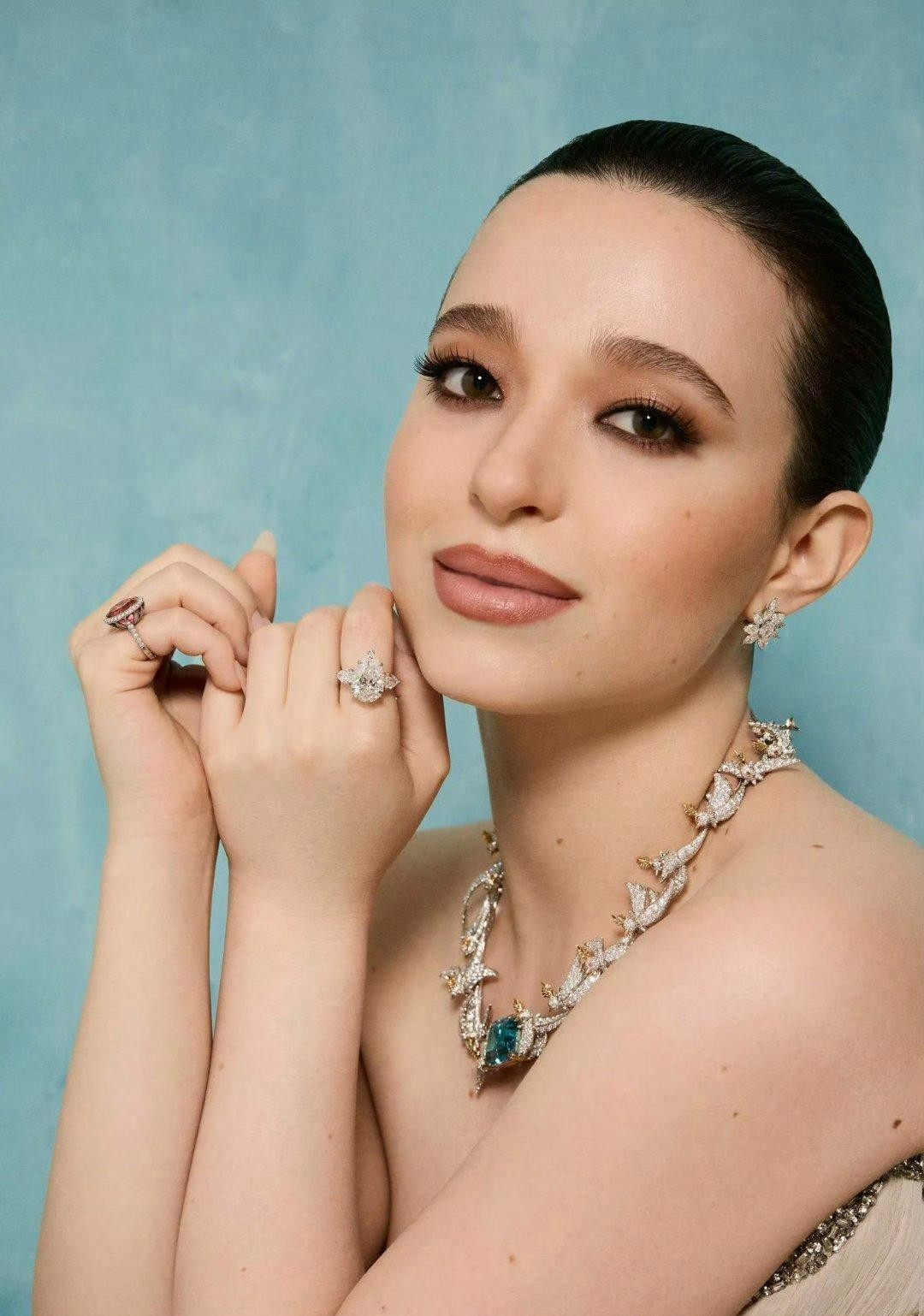 米奇·麦迪森亮相Tiffany米兰旗舰店开幕活动造型大片，佩戴品牌高级珠宝，身