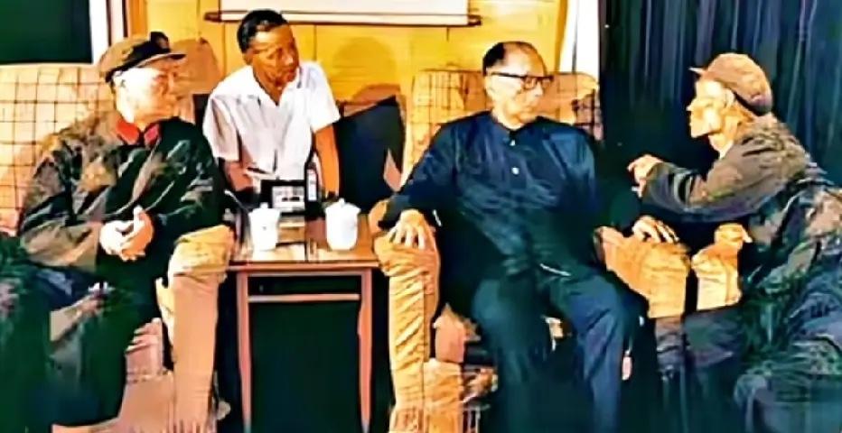 1983年，聂荣臻元帅与杨成武上将一起接见狼牙山五壮士幸存者葛振林时的珍贵合影，
