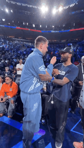 文子看似瘦了好多。欧文和前任东契奇在全明星赛上遇见，寒暄不已。欧文东契奇