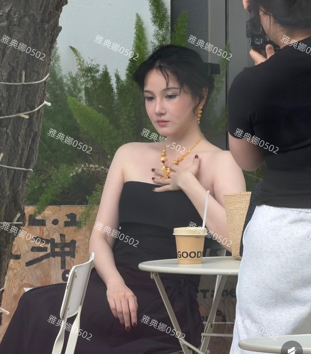 北京街头遇到陈小纭，真实的样子并没网上说的那么夸张能认出来她，她虽然不是天然美女