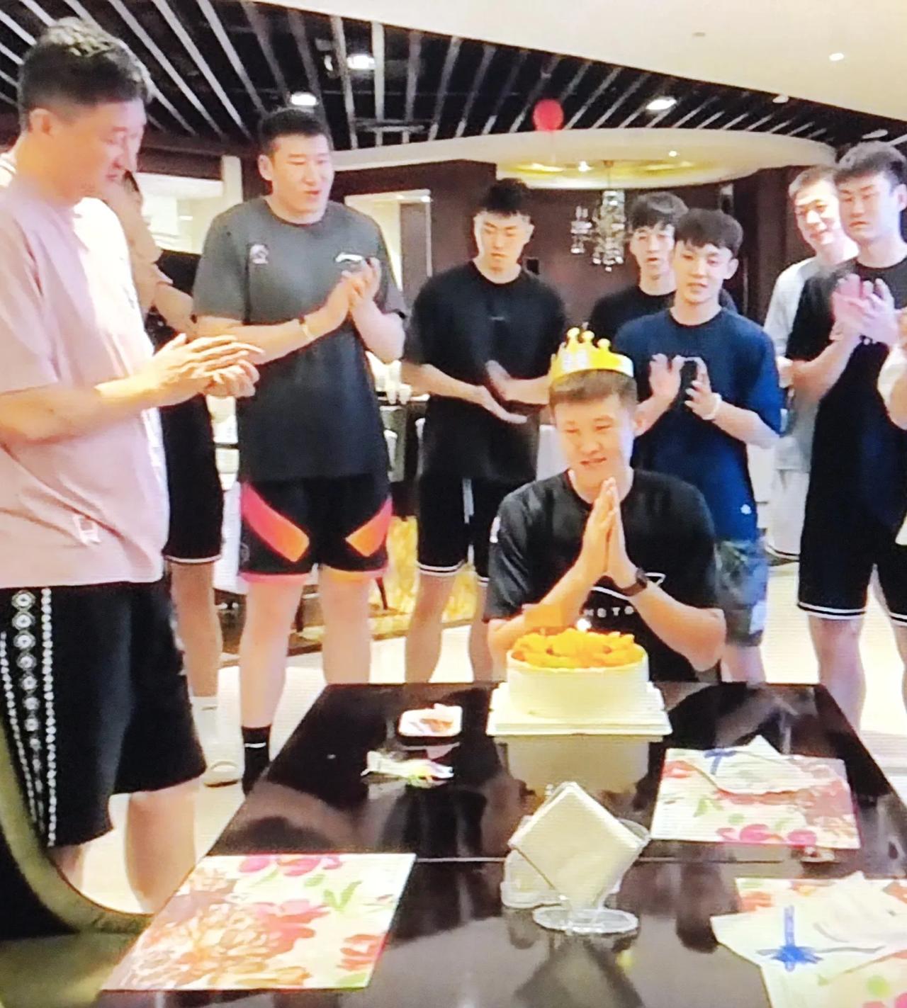 何人大胆，敢按周鹏蛋糕。广东全运队热身赛，恰逢周鹏生日，大伙为其祝福，其乐融融