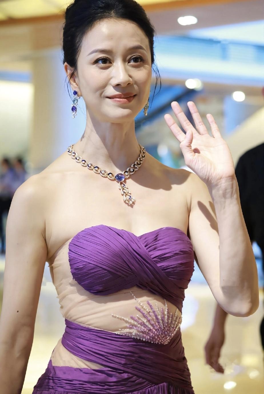 女神倪虹洁也有失手的时候，这件礼服其实不好驾驭，也不适合她，还好她的脸扛下