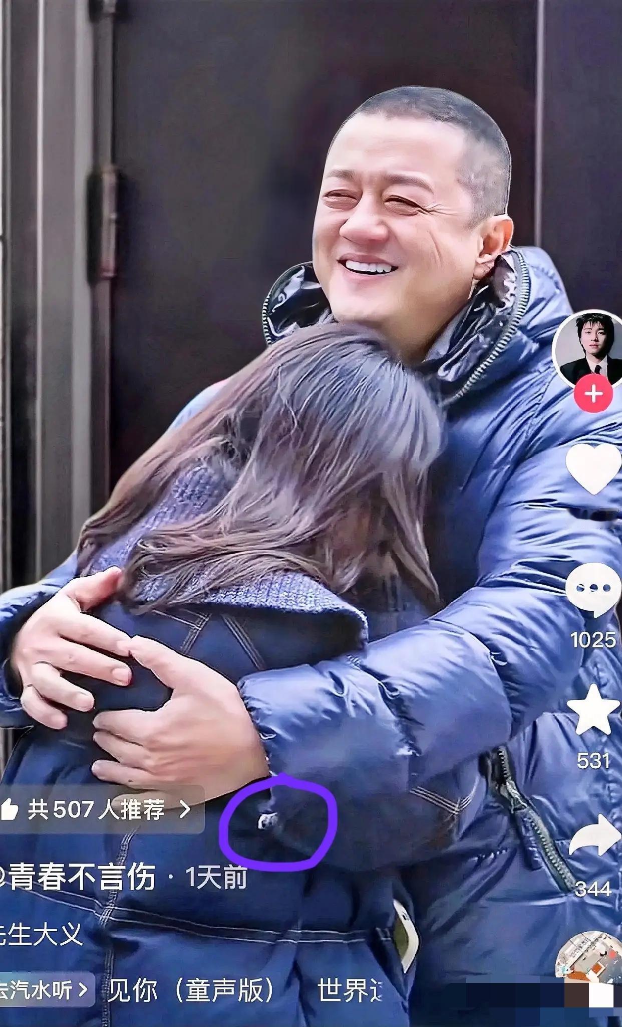 瞅见李亚鹏那件往外滋毛的旧羽绒服，我是真觉得既心酸又讽刺。全网都笑他是“欠债