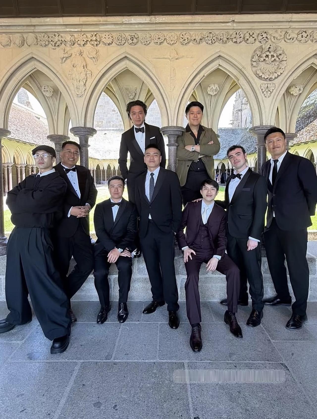 何猷君婚礼伴郎团名流身份大曝光王嘉尔：歌手，何猷君多年好友。何猷亨：何猷君亲