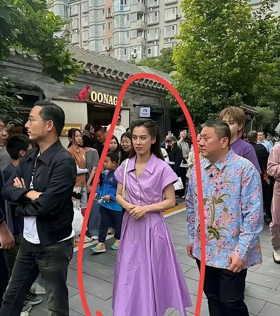 黄圣依，黑黄黑黄的，身材干瘪，尤其头发，居然是80年代流行的头型。紫色衣服衬托