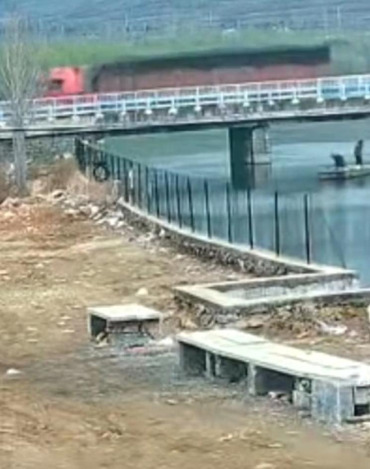 太惊险！大货刚过，桥塌了！3月18日下午，山东临沂费县朱田镇田石公路大王庄桥发生