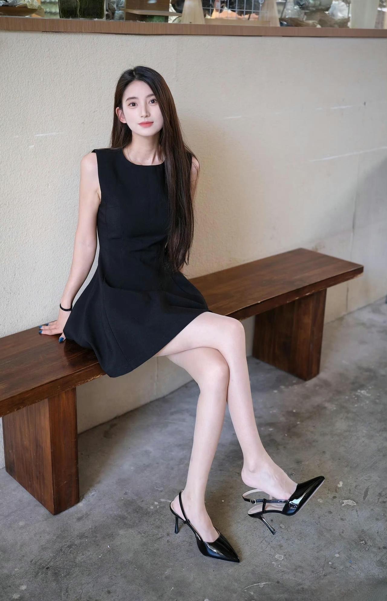 这套是“利落甜美的黑调无袖裙”穿搭，适配清新花墙店铺场景，精致与气场兼具：