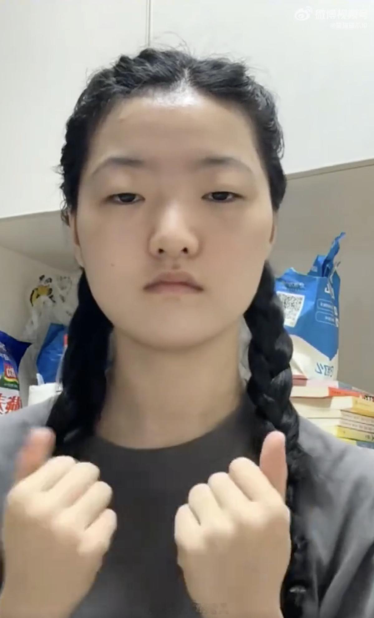 旺仔小乔直播露脸大家没必要去嘲讽她的颜值，他之所以蒙面无非就是可能觉得颜值跟很