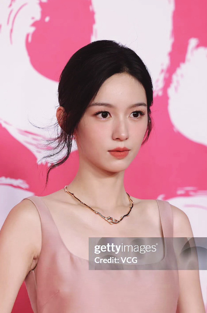 其实我最喜欢周也的眼珠子每次拍照只有她的像婴儿的瞳孔一样纯粹