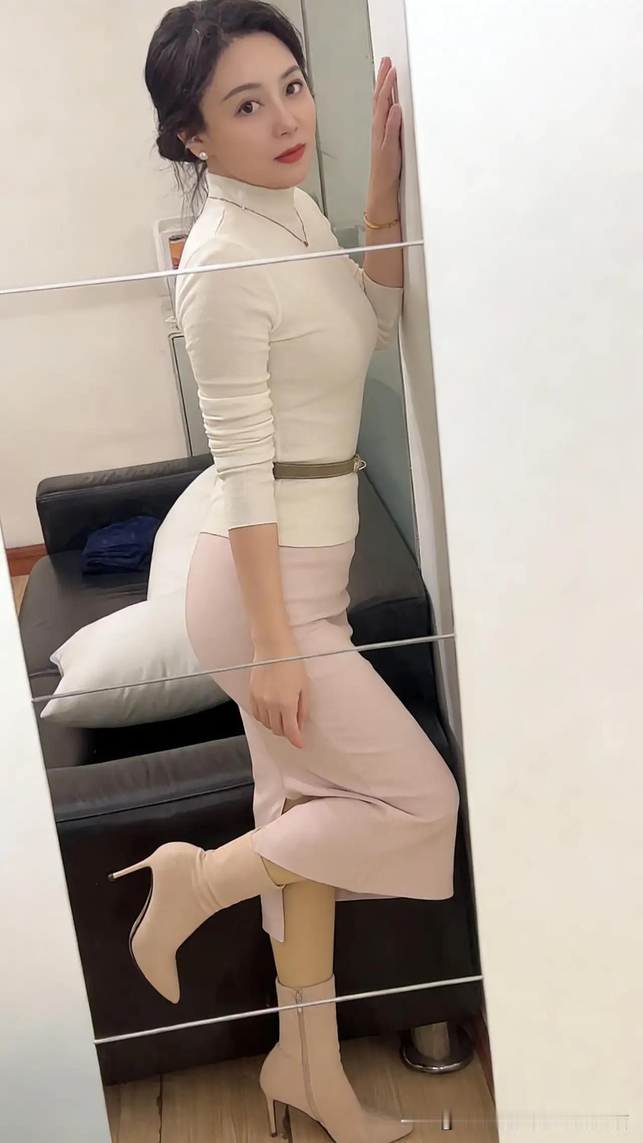 优雅气质穿搭，粉色裙装搭配高跟鞋，尽显女性魅力！