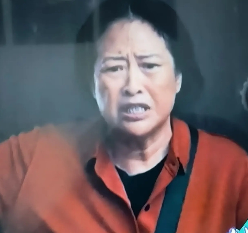 《四喜》里许娣和牛飘的岁数最大。许娣饰演喻静香，动作夸张，演技神经质暴发，说