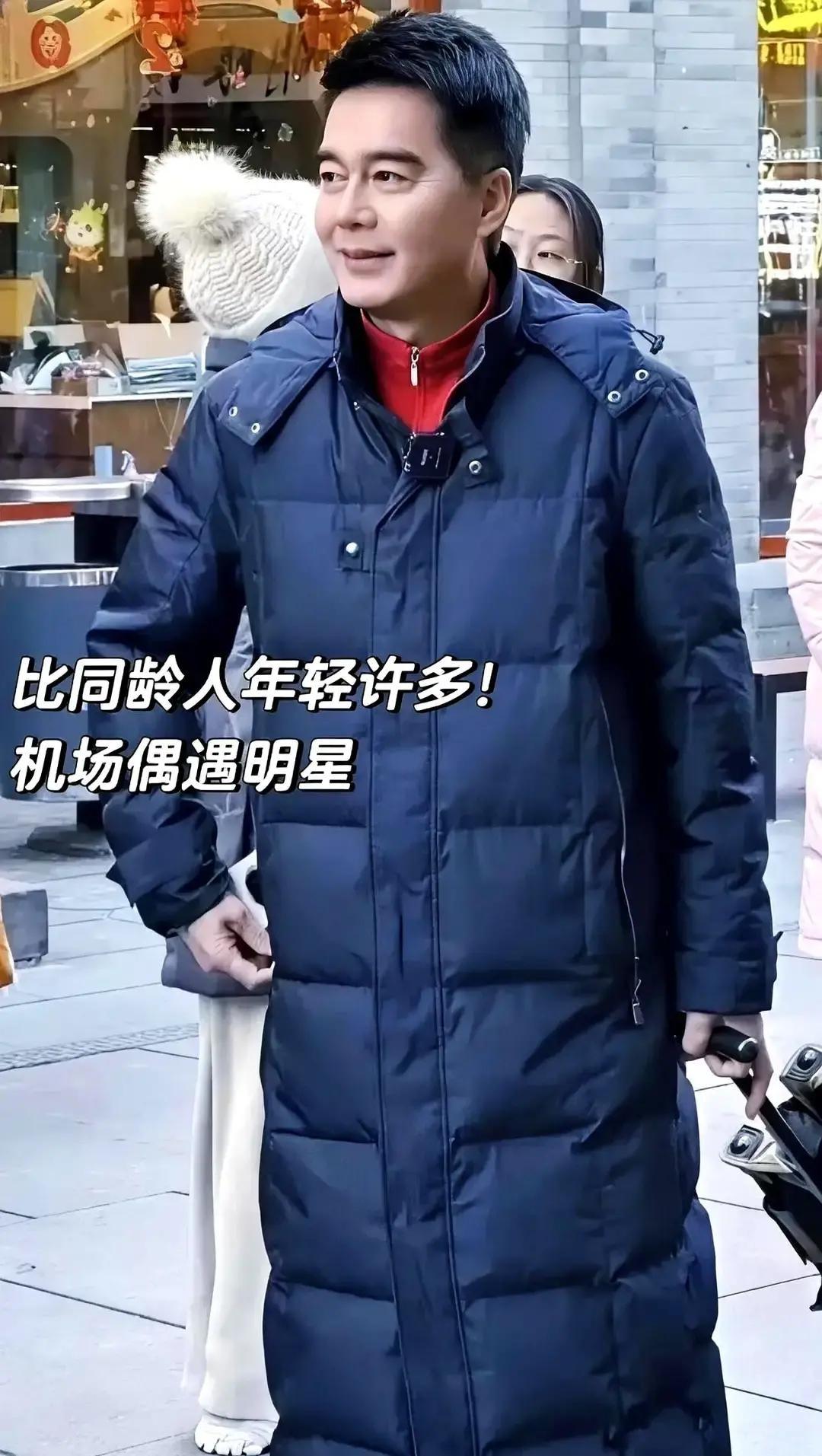 许亚军穿件黑羽绒服被拍，网友先笑土，后扒出是MonclerMaya，两万出头，