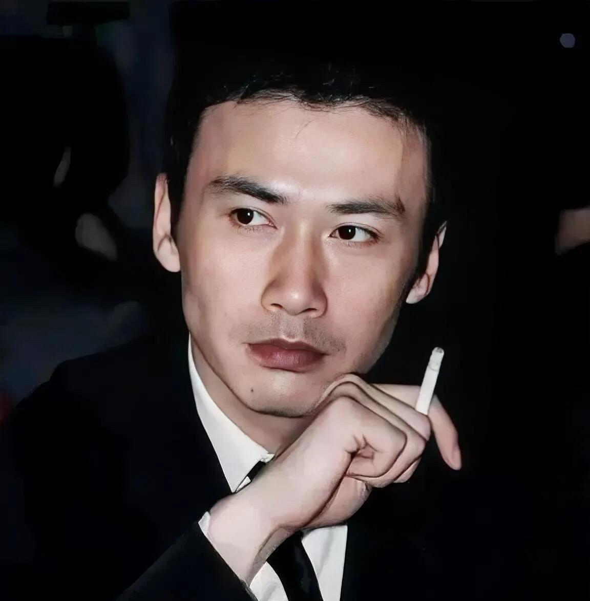 内娱颜值的天花板，第一帅哥当之无愧，这样的颜值比严屹宽和周里京帅。鼻子高挺笔直