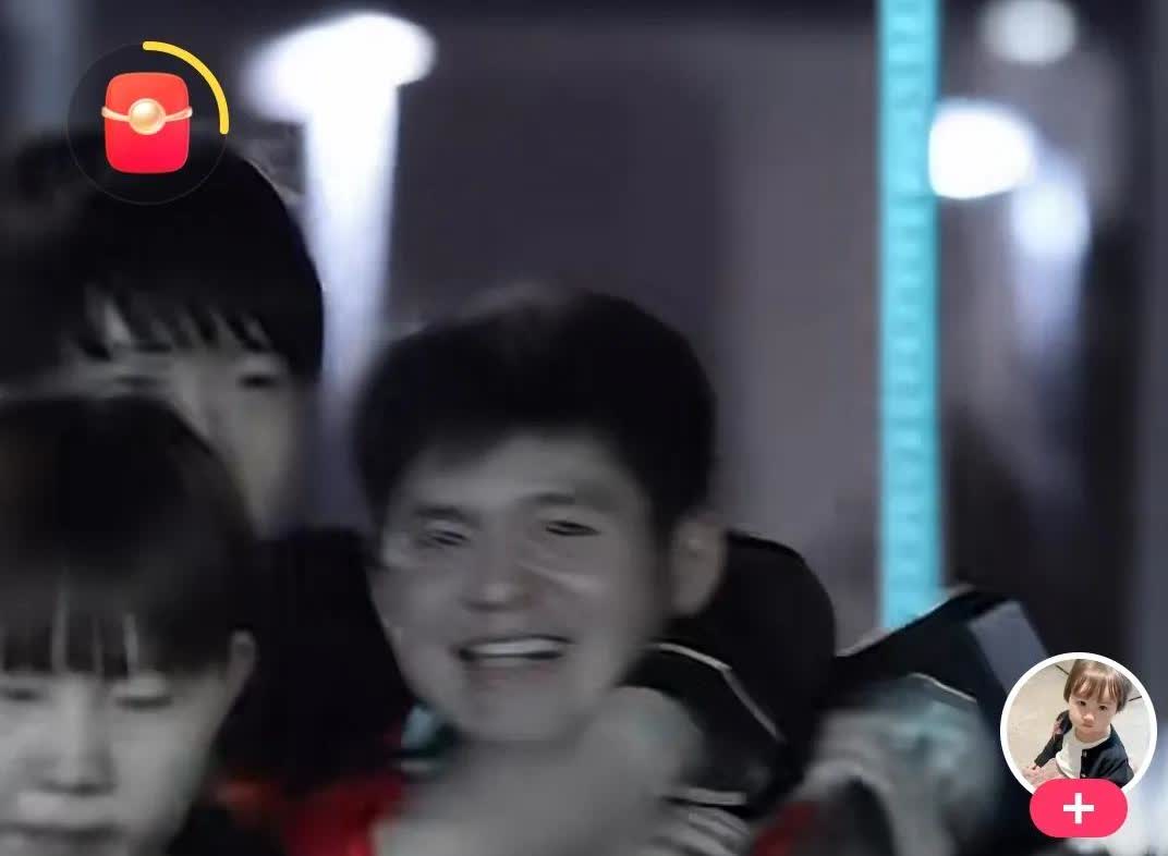 大头知道小石头不好受，又以他独特的方式逗弟弟开心了！小石头再输张