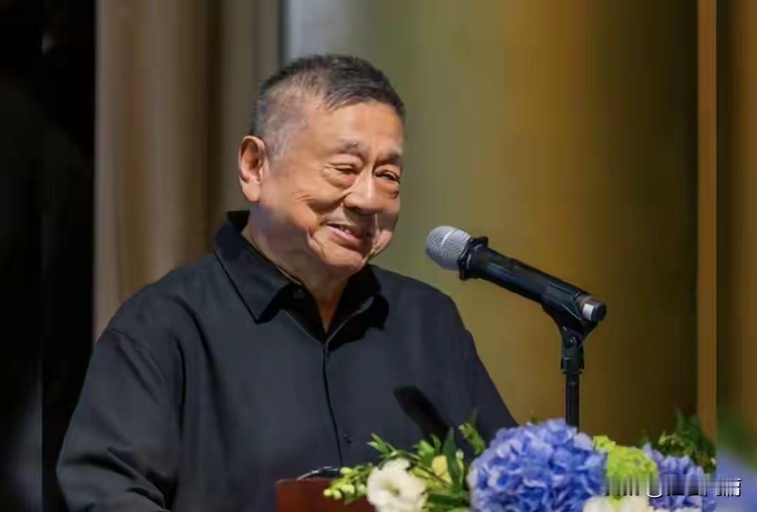 施南生的大哥，在妹妹的追思会上发言，兄弟姐妹四个，施南生是唯一的一个女孩。