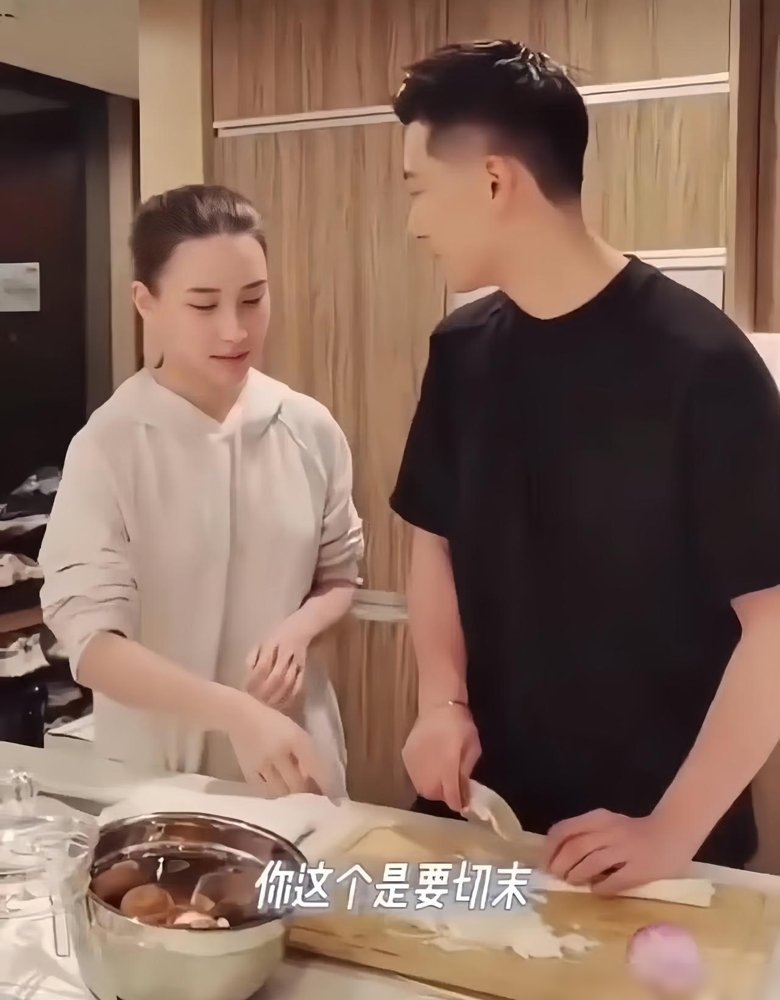 何超莲晒了段做饭视频，窦骁正蹲在地上剥蒜。俩人一个掌勺一个打下手，全程没怎么说话，但配合特顺。窦骁剥