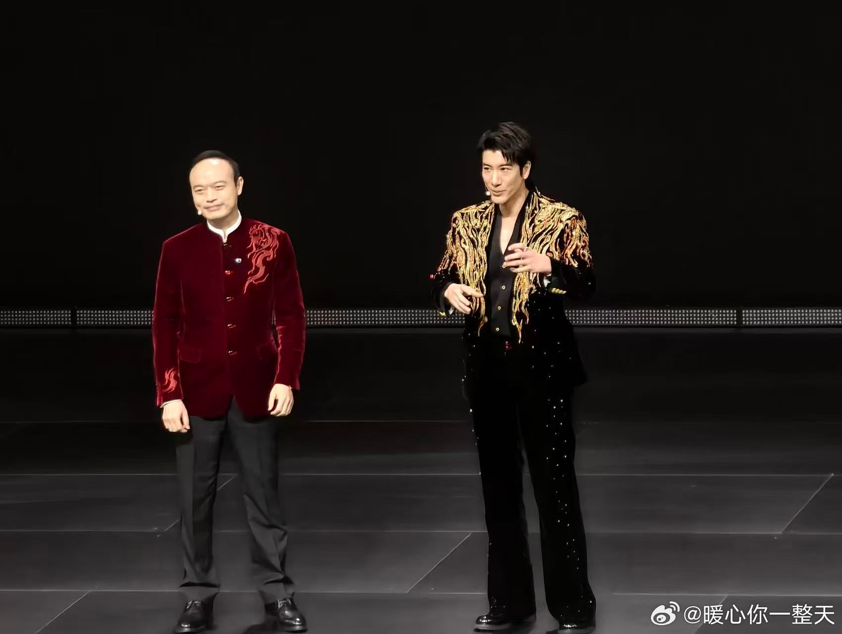 腾势N9闪充版长沙万家丽高架上，腾势N9闪充版车队连成一线，远远看去特别震撼。