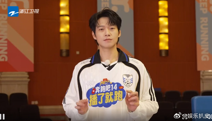 白鹿说张真源撕名牌变强了白鹿撕了魏大勋名牌《奔跑吧》直播，白鹿撕了魏大勋名牌，白