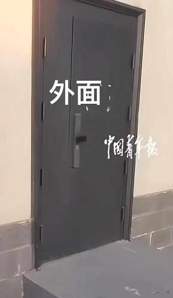 “终于有人站出来了！”男子想去服务区上厕所，发现原本靠近卫生间的门被锁死没需要穿
