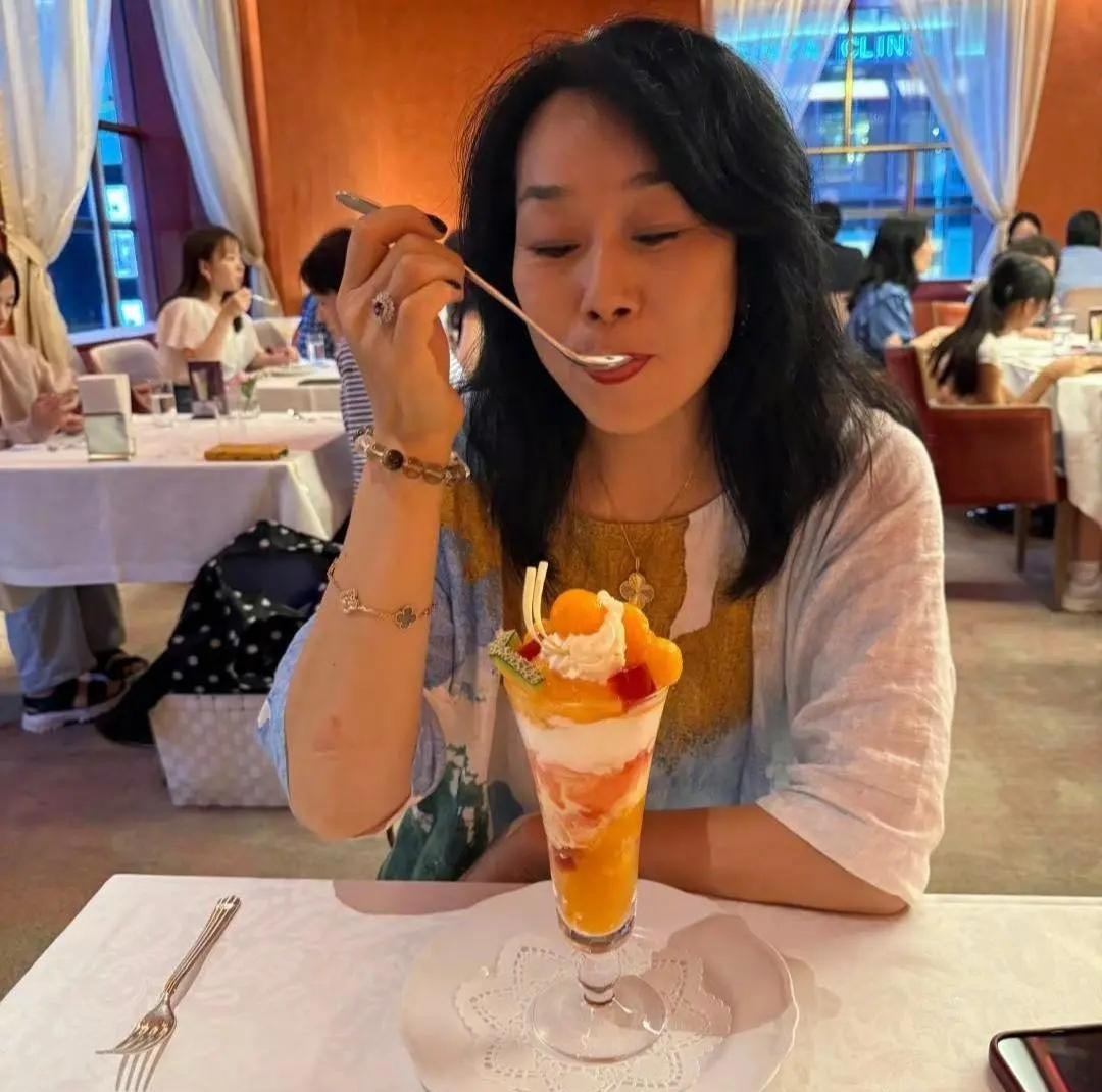 女艺人张馨予晒出假期照，最近几天没工作安排，陪着妈妈一起逛街喝下午茶，母女俩享受