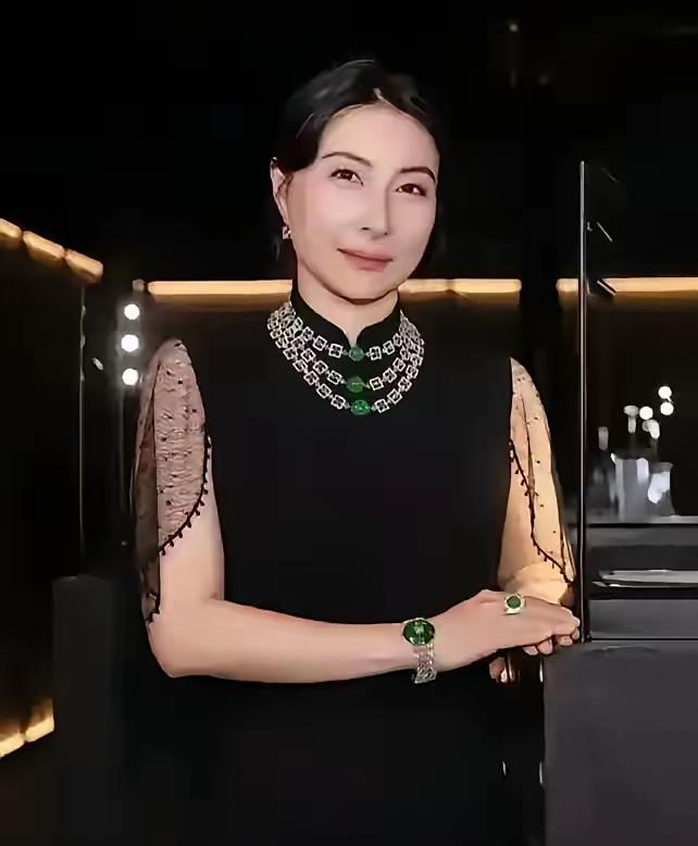 不戴是不戴，一戴就是1900多万的珠宝！郭晶晶这套珠宝真的戴出了珠光宝气！