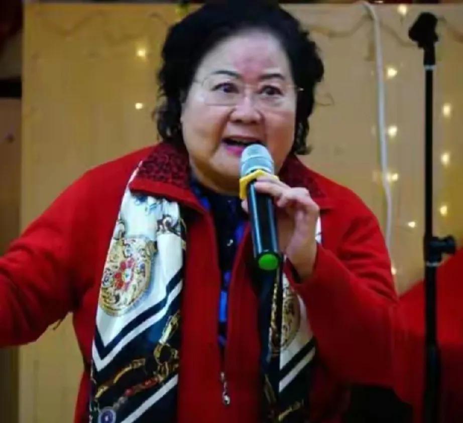 齐淑芳，曾是京剧界耀眼新星，带队赴美巡演却一去不返，还劝三十名演员留下，狠心抛弃