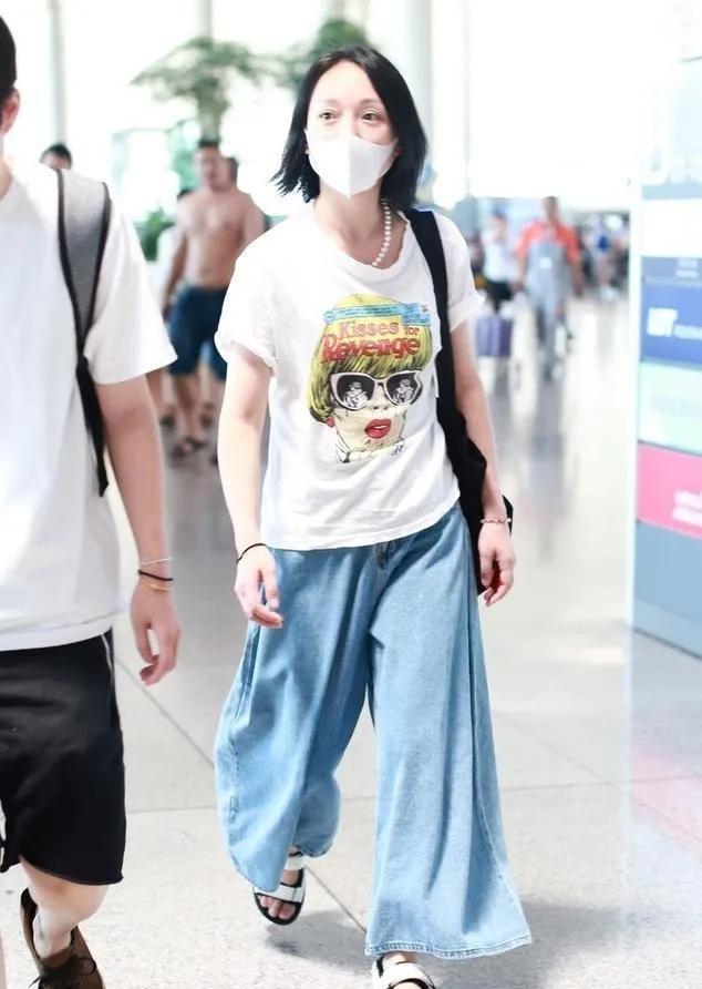 原来中年女人的气质，真的和衣服价格、复杂程度没关系！周迅一件白T+阔腿牛仔裤，