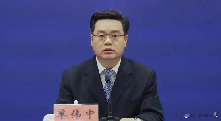 履新不到一个月，位子还没捂热，状态来不及调整，覃伟中便被查。实际上，在一个月前辞