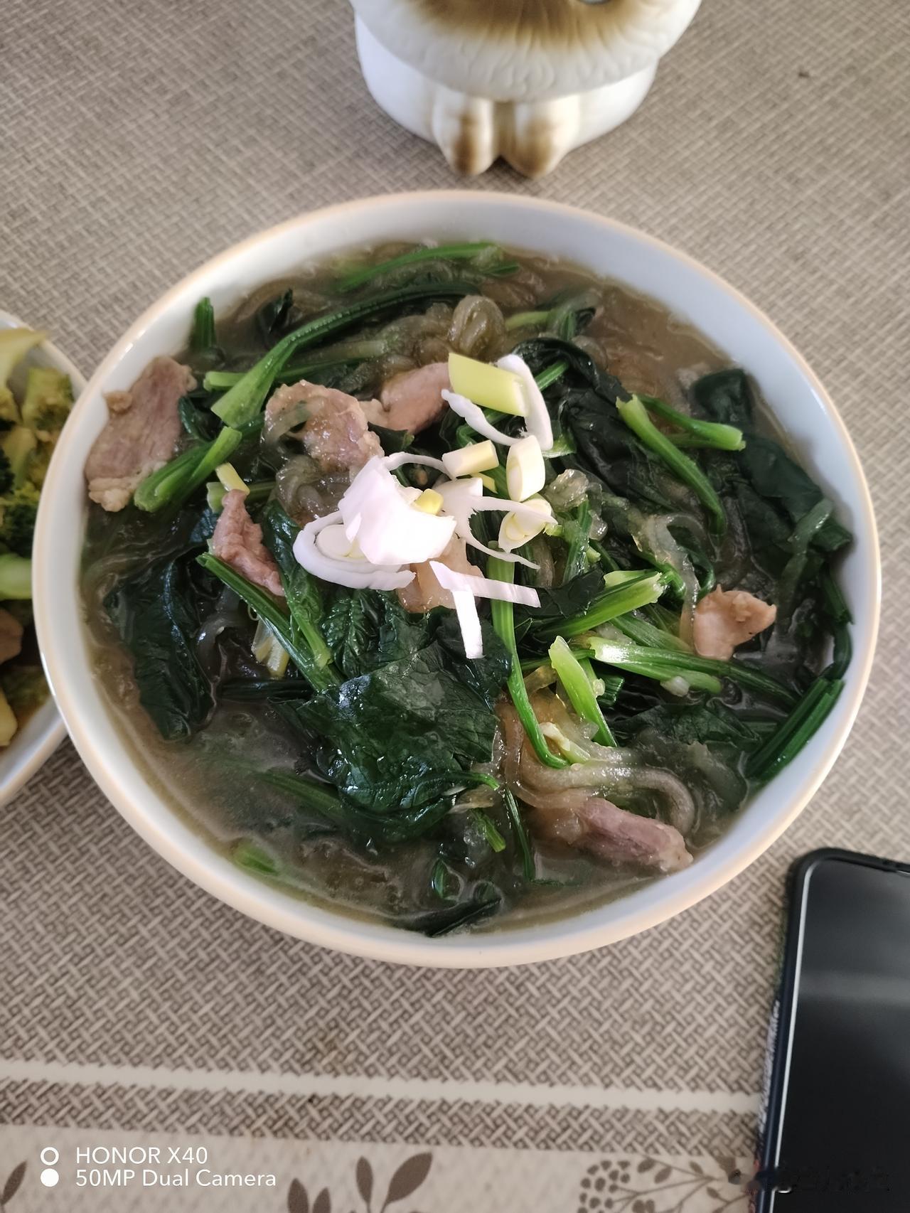 中午去闺女家，给她买了肉和猪舌头，鹌鹑蛋，还有西兰花和菠菜，又买了四个蛋挞。