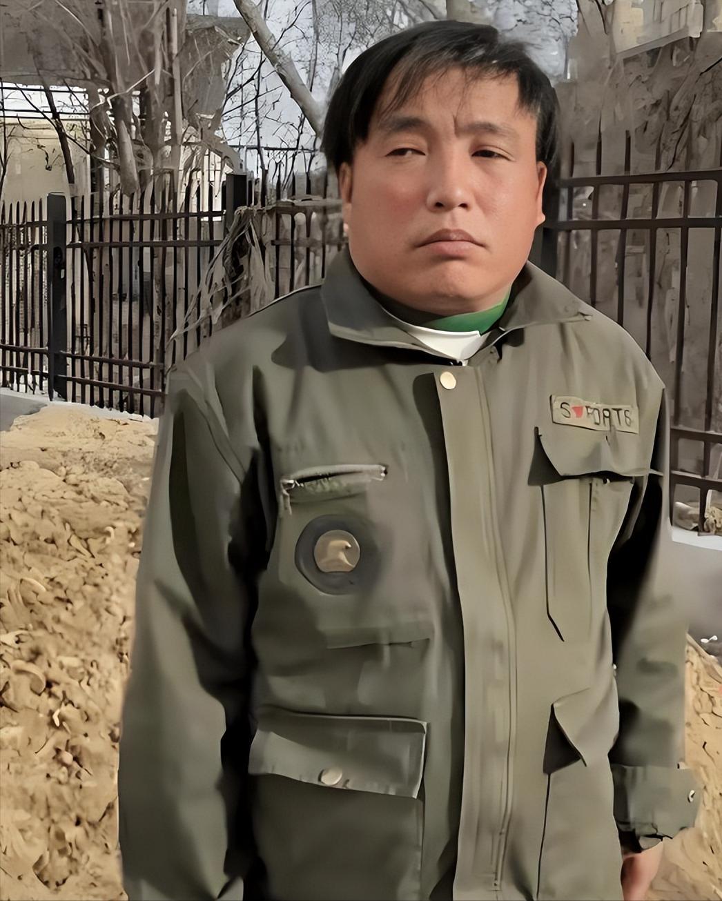 2008年，宋小宝拜访师傅赵本山时说：“你能不能收我一个朋友为徒？他有极高的喜剧