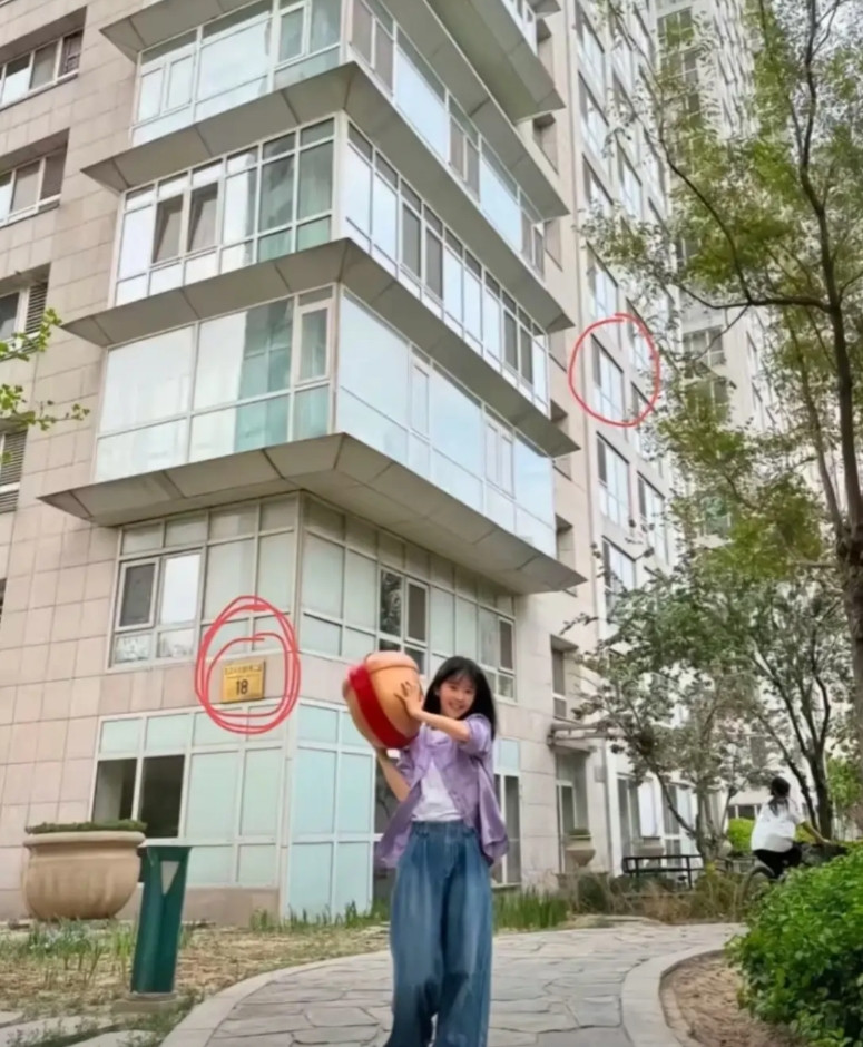 9月13日，宋伊人连夜删评！网友顺藤摸瓜，怀疑她就是于朦胧生前聚会中的唯一女性！