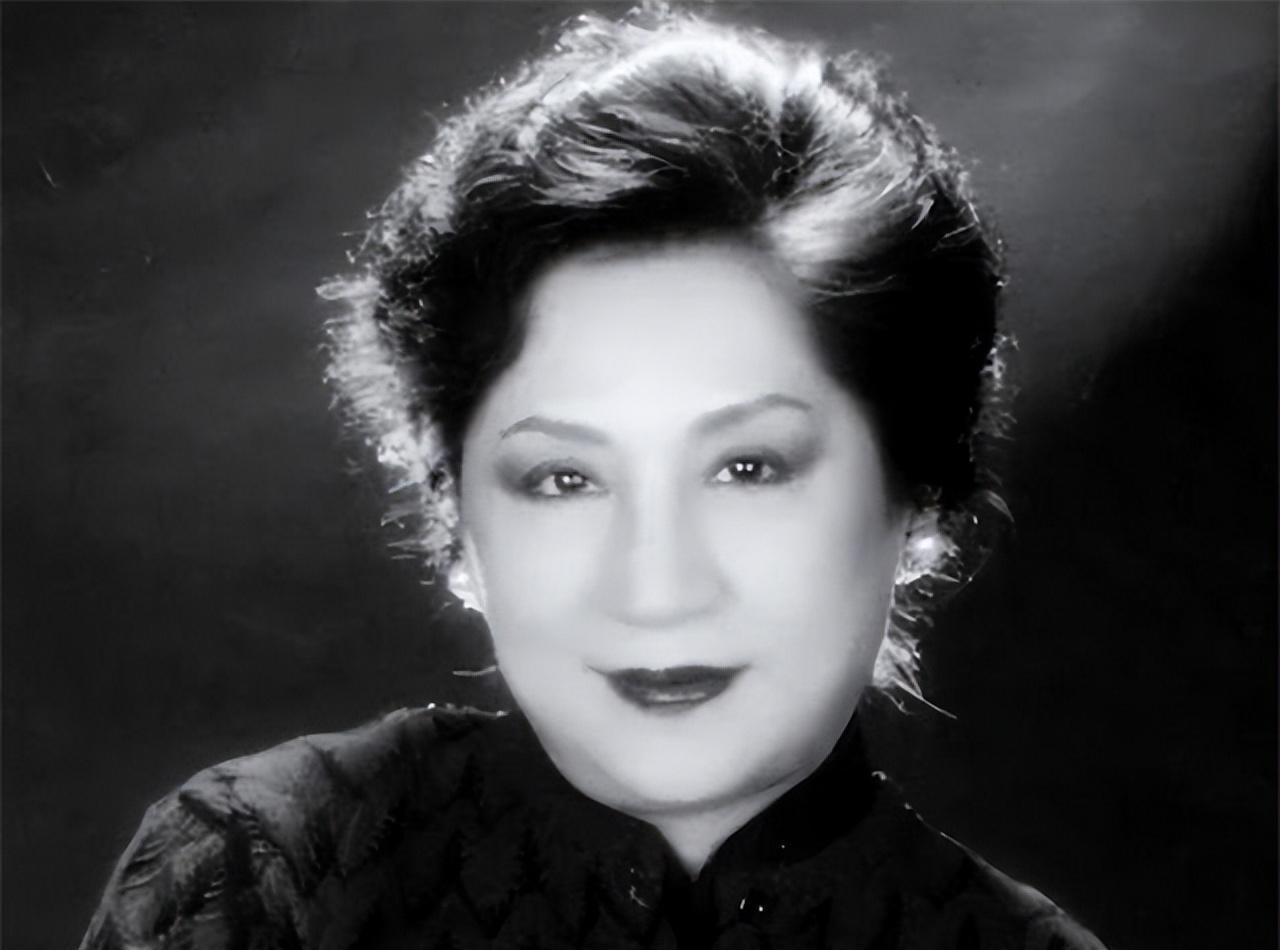 1955年4月的一天，蒋经国和平时一样在办公室里面随意的翻看着报纸，突然在报纸上