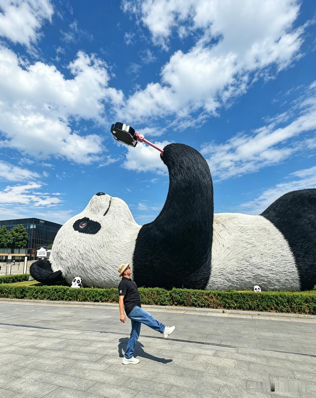 生于长江之畔，栖于富春江边。八十年代中师生，高中大学均无缘。乡村教师十七载，想到
