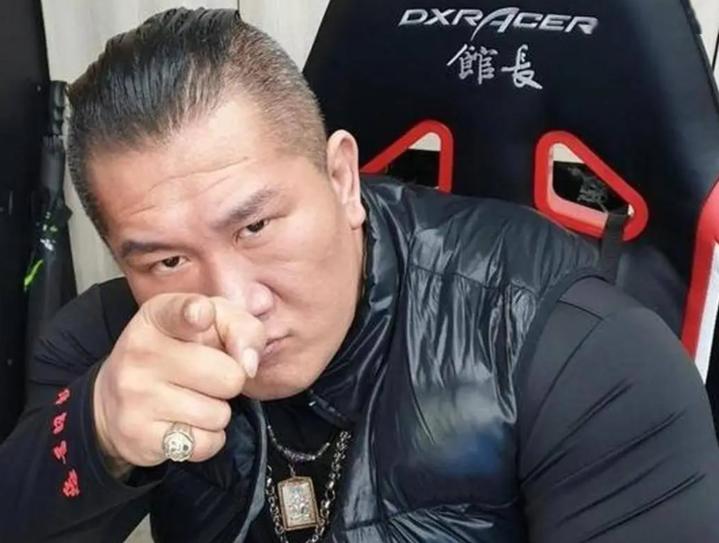馆长真的开通抖音号了！馆长的账号刚开通，粉丝数就直线上升。视频里也的确