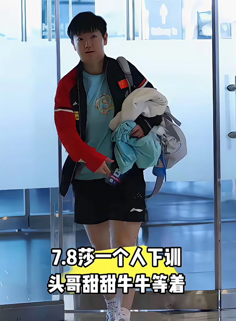 看清了，莎莎等哥进电梯后包不见了，很多人说莎莎进电梯包还在身上，仔细看五六图，很