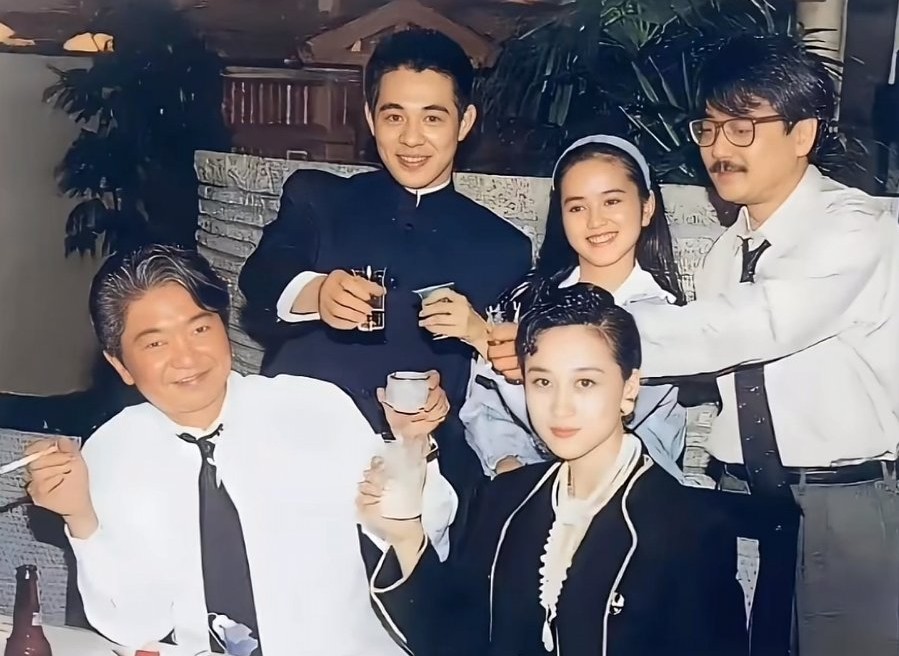 一张90年代的香港老友小聚旧照，李连杰、利智、蔡澜、叶蕴仪、区丁平同框，俊男才女齐聚，满满的港圈黄金