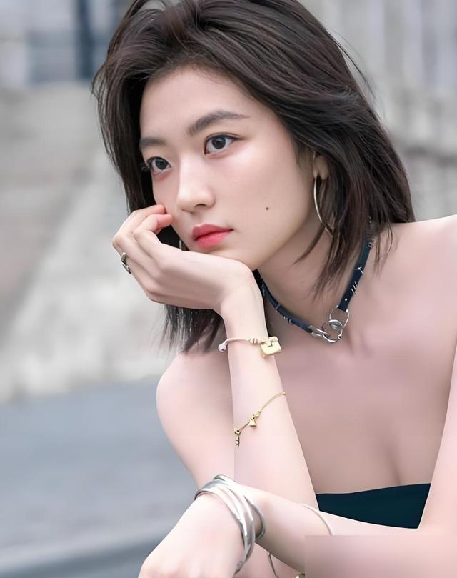 孙千那个替身被骂惨了，结果人家根本不是替身，是光替。一大帮人对着人家外貌指指点点