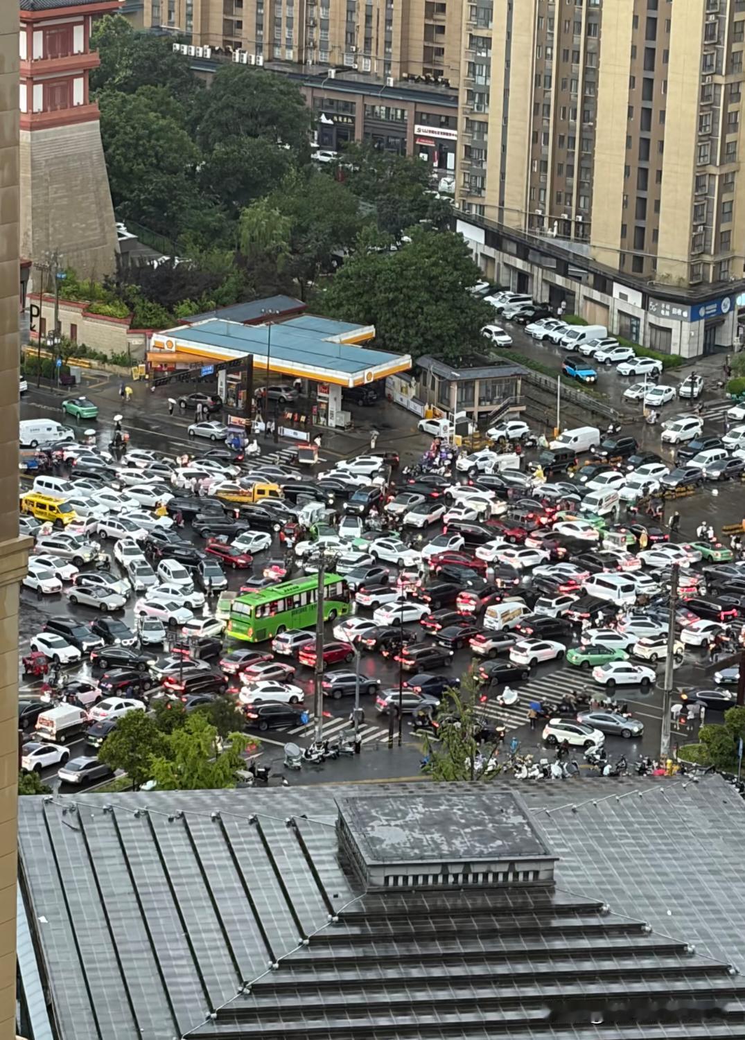 西安暴雨后的路况。今天瞥了一眼惊呆了，大兴东路和桃园北路十字口堵的不得了。