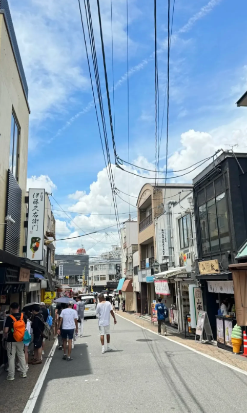 这是发达国家日本的街头，不是国内的。[晕][晕][晕]