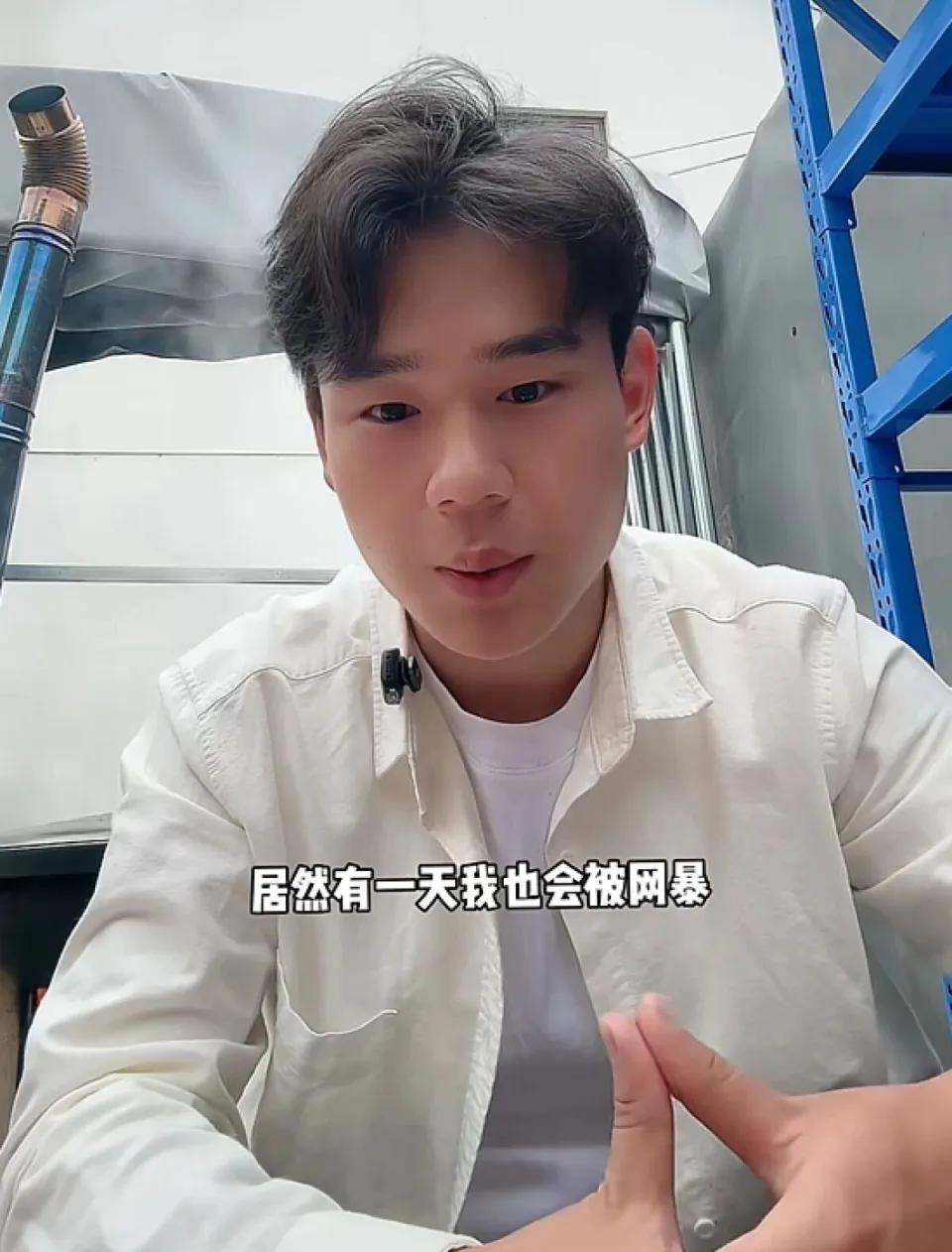 200多万粉丝的博主“卖卤肉饭的阿飞”最近摊上事了，不是被夸，是被骂。一堆人