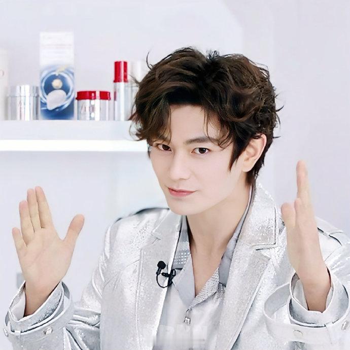 丁禹兮今日直播状态截图卷毛小猫来的，这个造型好好看啊，此男在驾驭造型妆发上已经达