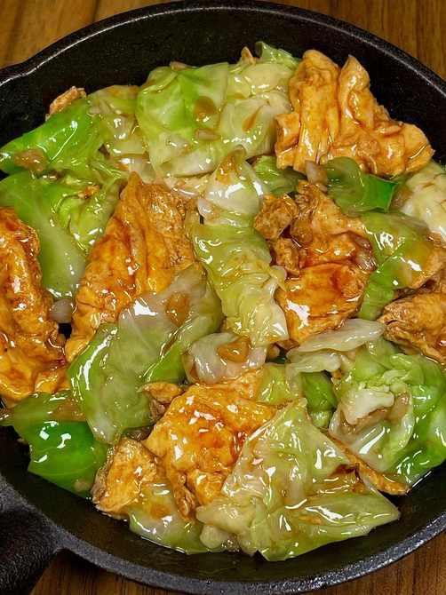 我第一次吃这道菜就被惊艳到了。包菜清甜爽口，鸡蛋香嫩蓬松，二者搭配在一起，口感层